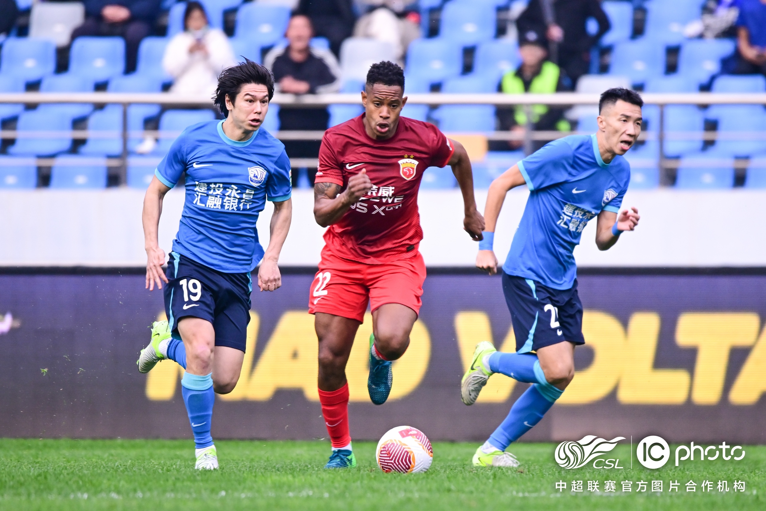 今晨上海海港远射贴柱：英超节点到来，态度坚定，阵容厚度经受考验