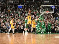 赛地聚焦——社区盾集结日热度飙升；洛杉矶湖人绝杀压哨；话题不断；赛程密集仍需轮换